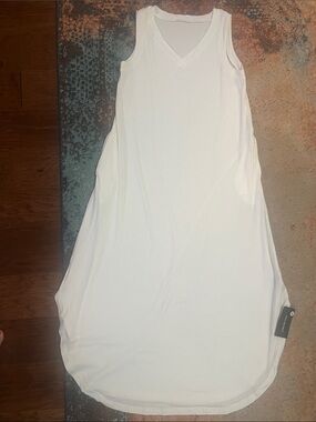 NEW WITH POCKETS Sleeveless V-Neck White Causal Dress / Swim Cover